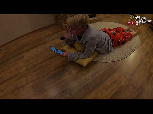 ❤️ Šialená blondínka fajčí obrovský penis a skáče na ňom - análny sex ❤❌ Ruské porno na nás ️❤